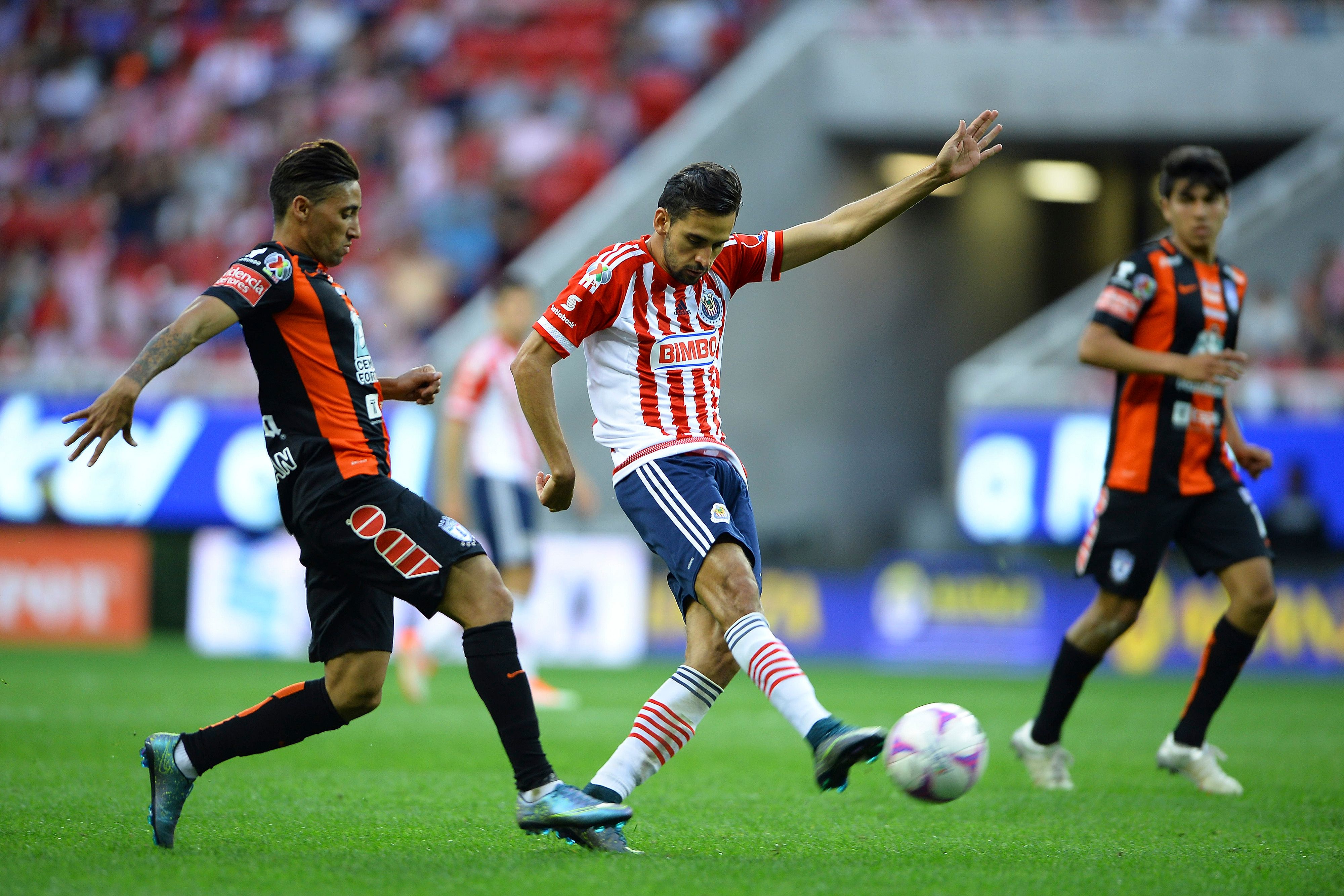 Chivas vs Pachuca: así se vive la J1 con Stadibox