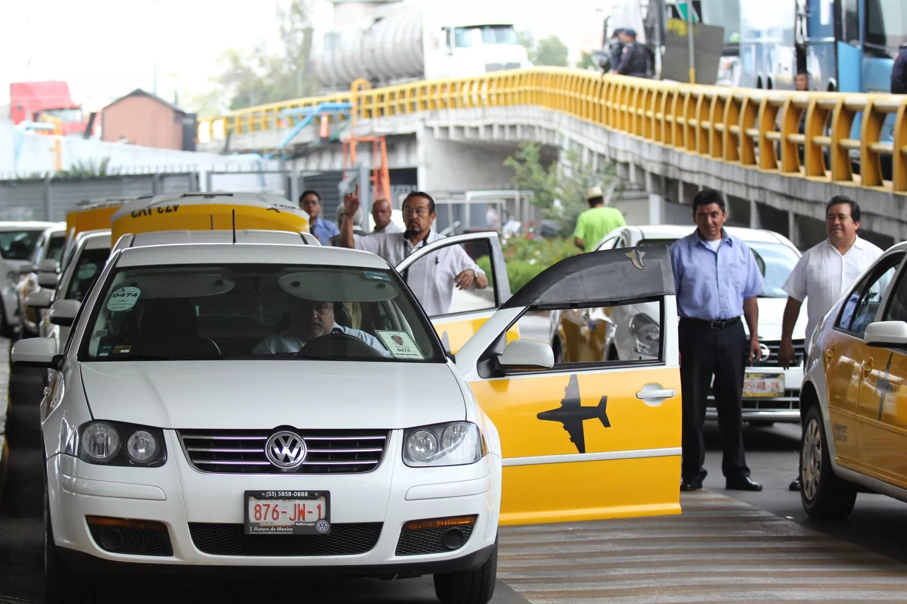 SICT permitirá que taxis de aplicación operen en aeropuertos durante el Mundial 2026